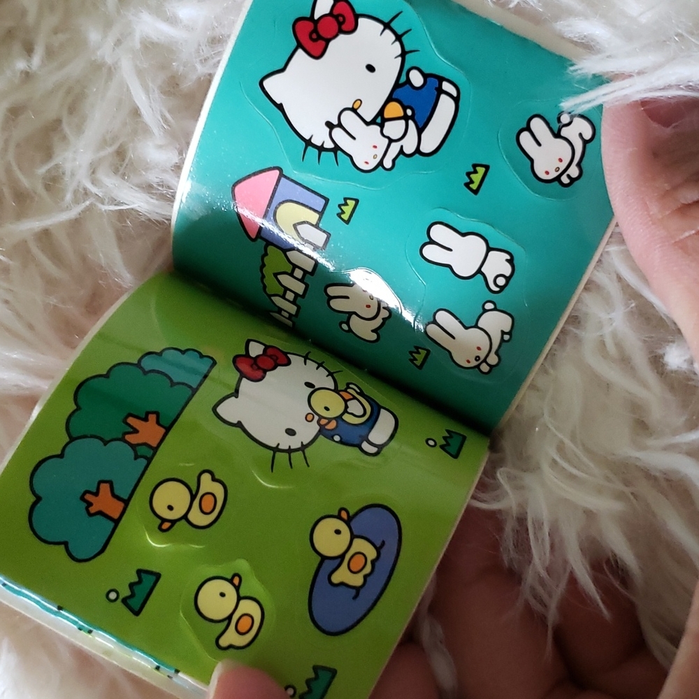 Mini Hello Kitty Sticker Book - Picture 4 of 5